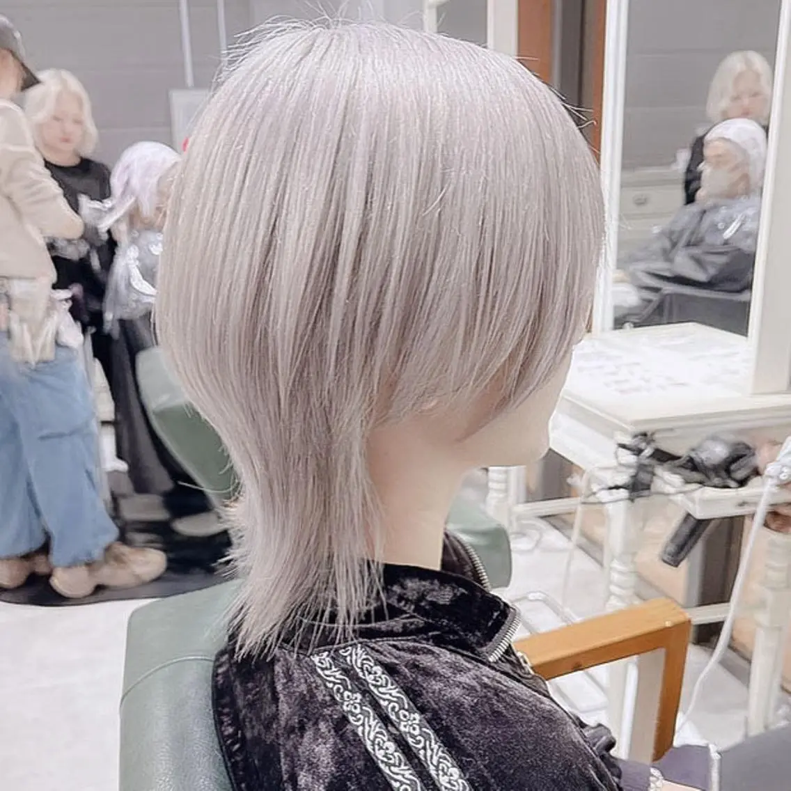 ショート カラー メンズ メンズブリーチ メンズウルフカット ブリーチ ダブルカラー シルバー DAYS Men’sのヘアスタイル