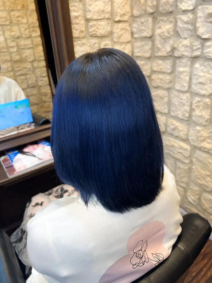 ミディアム カラー ブリーチ ブルーカラー ハイトーンカラー シルバー 🪼宮当 亜海🪼のヘアスタイル