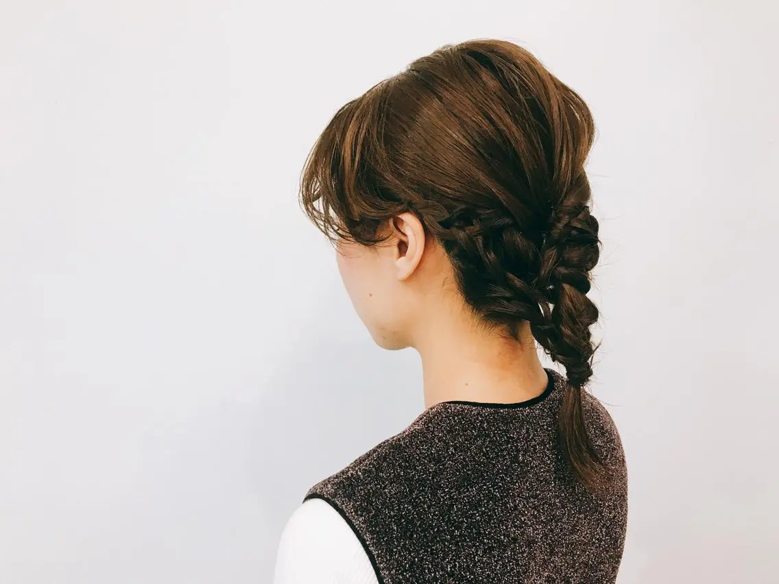 ヘアアレンジ ヘアセット 💓パーマ，💗 レイヤーカットのヘアスタイル