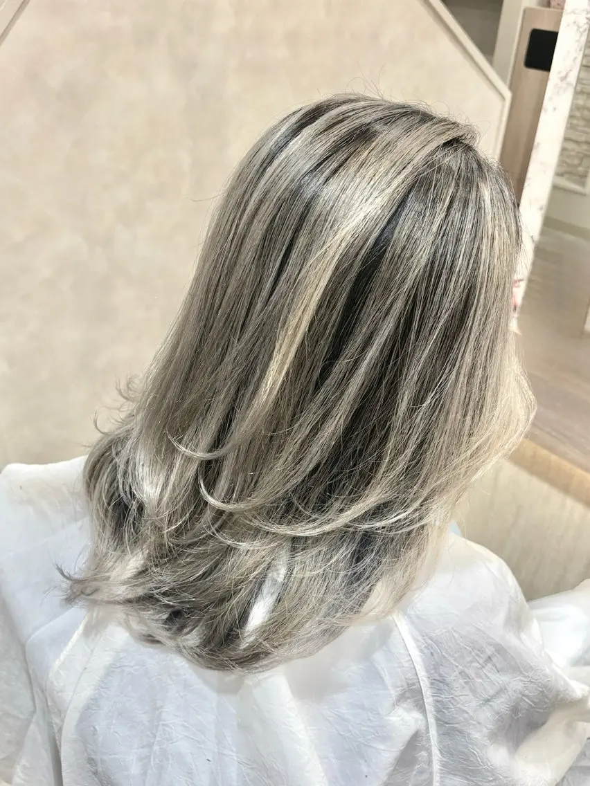 セミロング レイヤーカット ヘアカラー トリートメント バレイヤージュ/ 小泉じょうのヘアスタイル