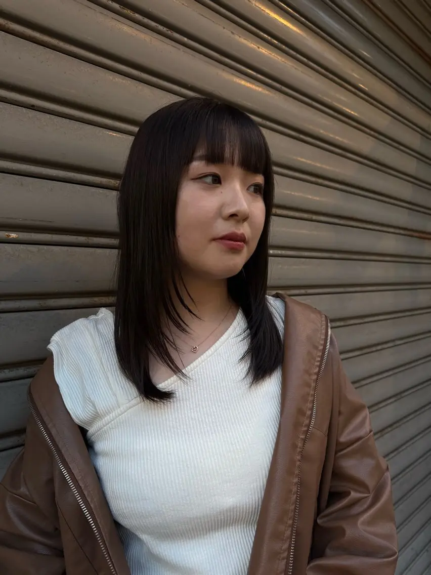セミロング 顔まわりレイヤー 顔周りカット レイヤーカット 牲川 愛望のヘアスタイル
