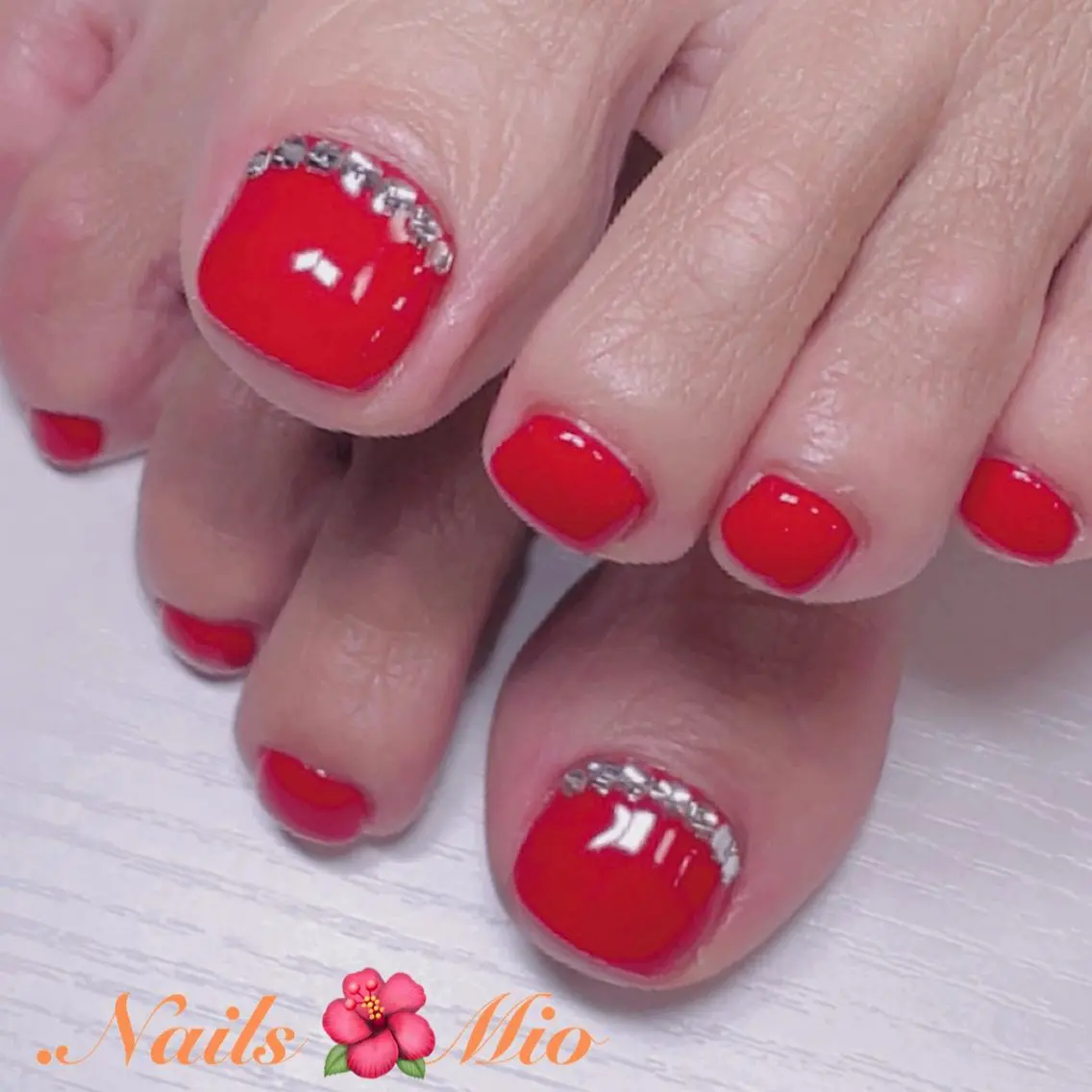 ネイル フットネイル ワンカラーネイル 赤色 .Nails Mio 赤羽西ネイルサロンのネイルデザイン