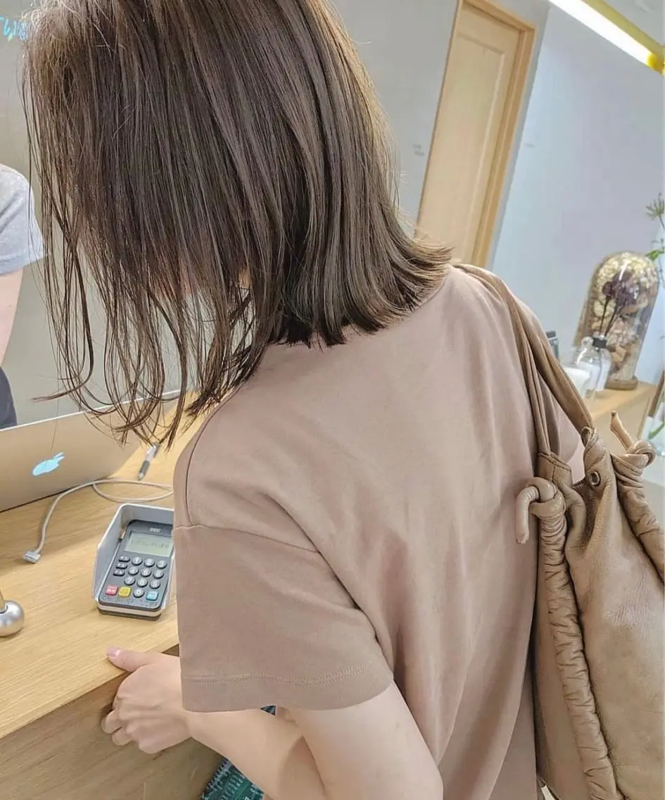 ミディアム カット ヘアカラー トリートメント 似合わせレイヤー ＆縮毛矯正のヘアスタイル