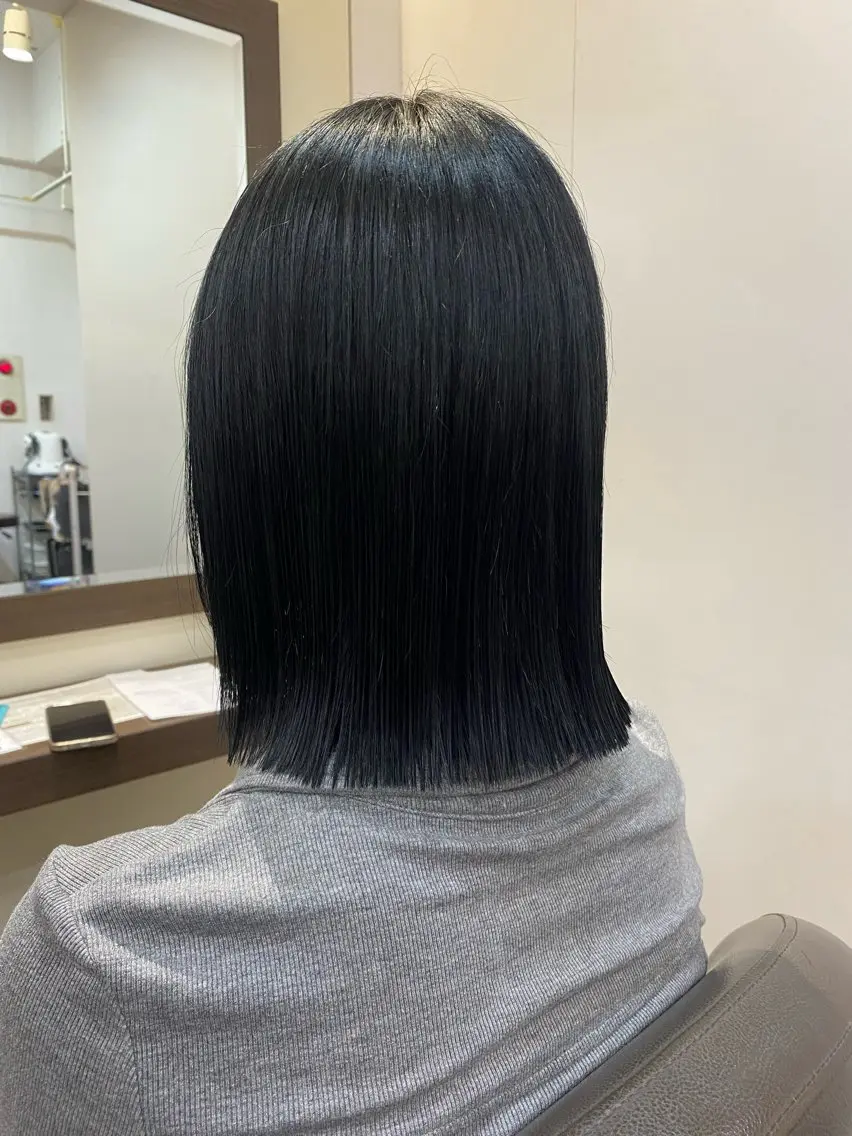 セミロング カラー セミロングパーマ ベージュカラー 黒髪 ブリーチ ブルーカラー 髪質改善　ネイル コトミ🐸のヘアスタイル