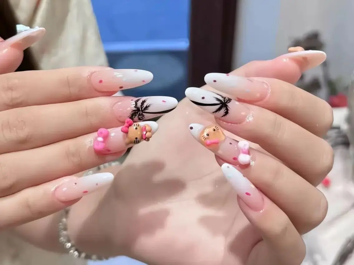 ネイル ガーリー グラデーション ミディアムネイル ピンク ストーンネイル ハンドネイル ハンドケア 🎀Momo 🎀のネイルデザイン