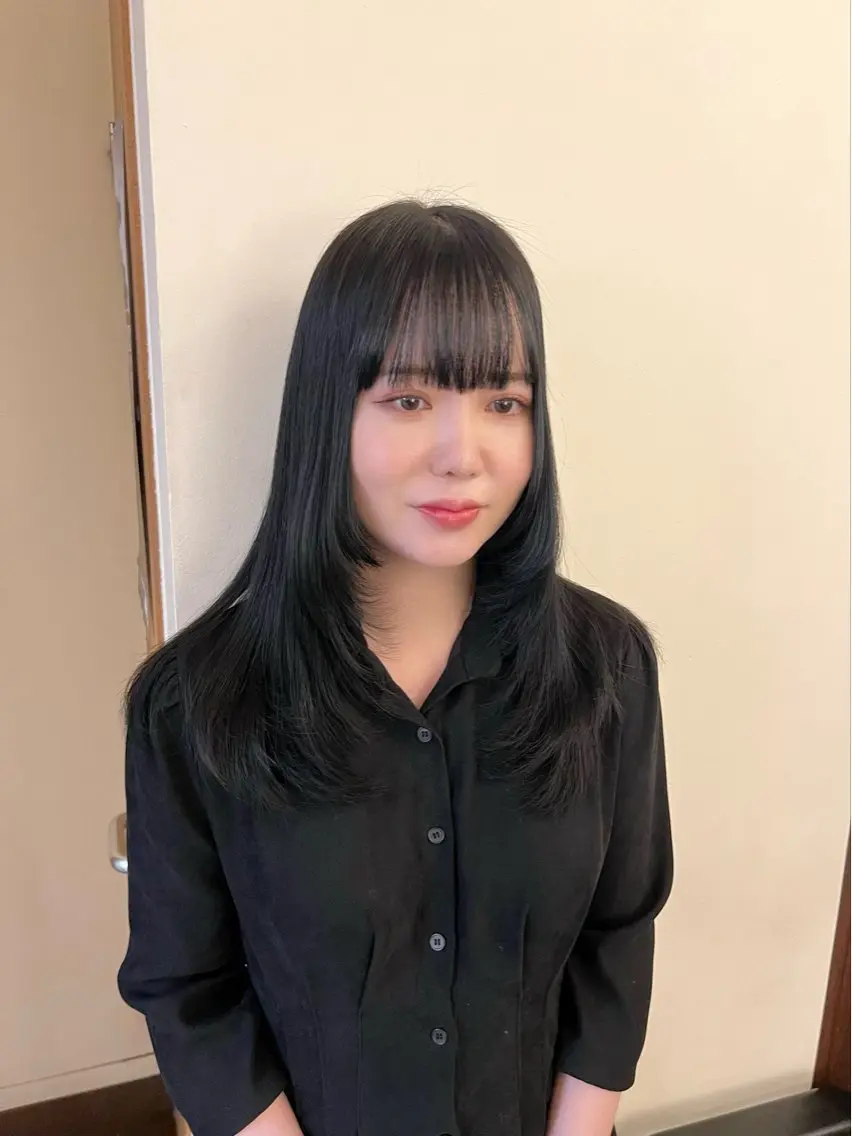 ロング カラー 黒髪 ブルーカラー ブルーブラック レイヤーカット PON　ハイトーン ショートカット心斎橋のヘアスタイル