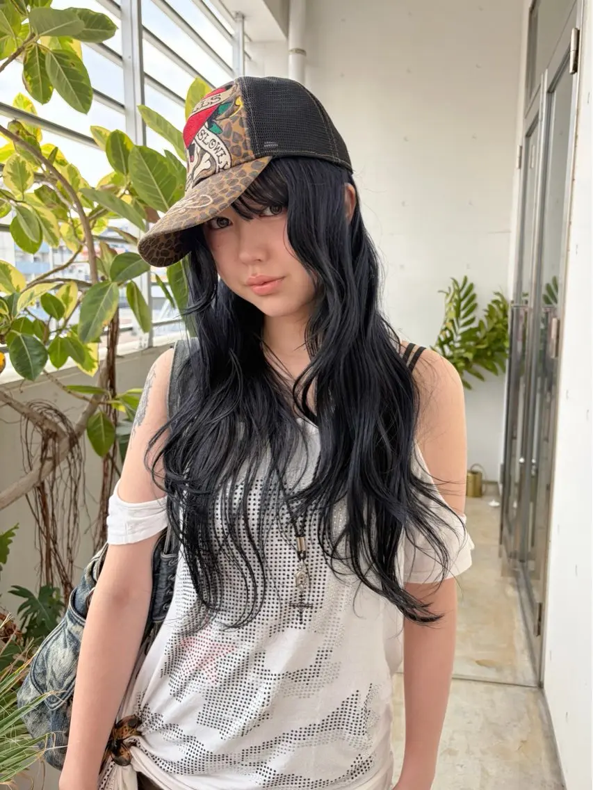 ロング カラー 黒髪 ブルーカラー ブルーブラック 透明感カラー トリートメント ヘアカラー トリートメント ハルカ 透明感カラーのヘアスタイル