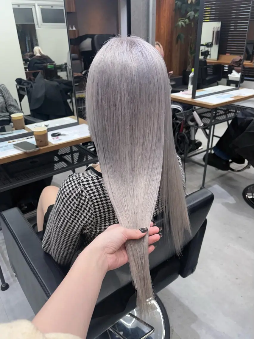 ロング カラー ブリーチ シルバー ホワイトシルバー ヘアカラー トリートメント ENA💗NEXT /ハイトーンエクステのヘアスタイル