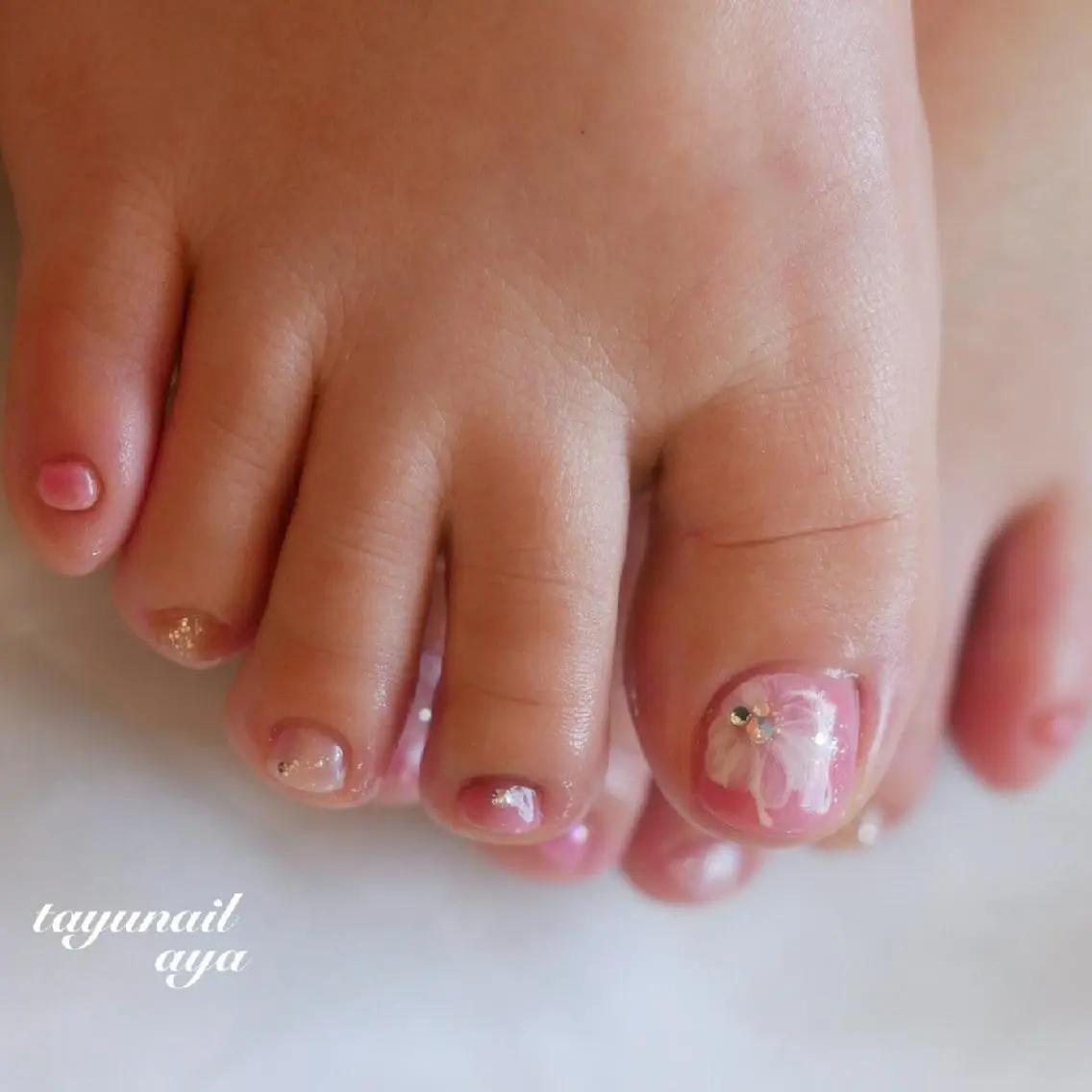 ネイル ブルー フラワーネイル フットネイル ジェルネイル ラメ(グリッター) ネイルサロン 【たゆnail】のネイルデザイン