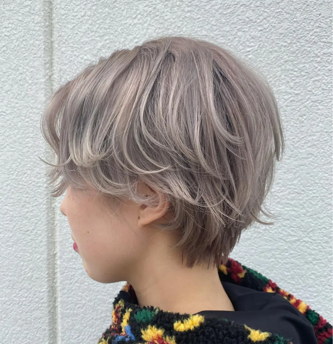 ショート カラー ベージュカラー ブリーチ ホワイトベージュ カット ヘアカラー トリートメント 岡崎 浩大のヘアスタイル