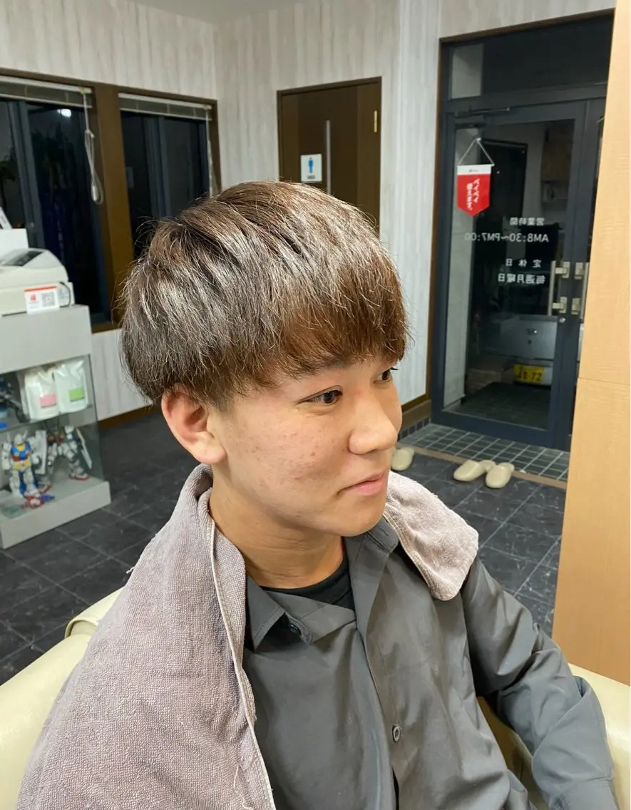 大学生カット＋顔剃り＋シャンプーの写真