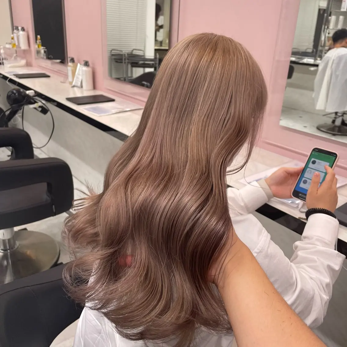 ロング カラー ヘアアレンジ ブリーチ ヘアカラー ピンク・ベージュ🩰 カラー🫧とらのヘアスタイル