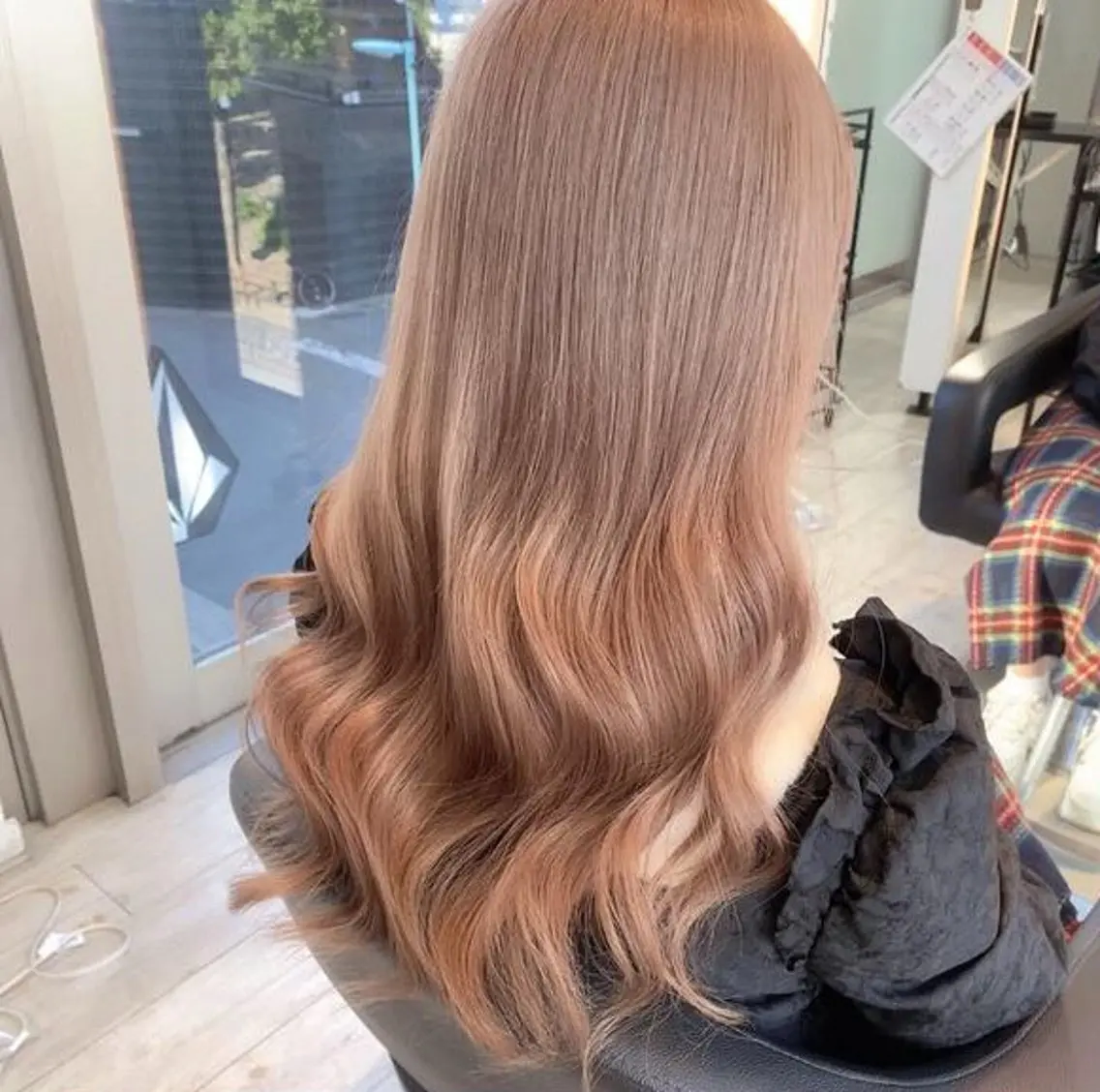 ロング カラー ベージュカラー ミルクティーベージュ ヘアカラー トリートメント ブリーチ/髪質改善/ ハイトーン/暖色のヘアスタイル