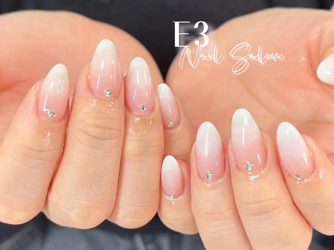 ネイル フレンチネイル ジェルネイル ガラスフレンチ グラデーション キラキラネイル ハンドネイル E3 Nail Salonのネイルデザイン