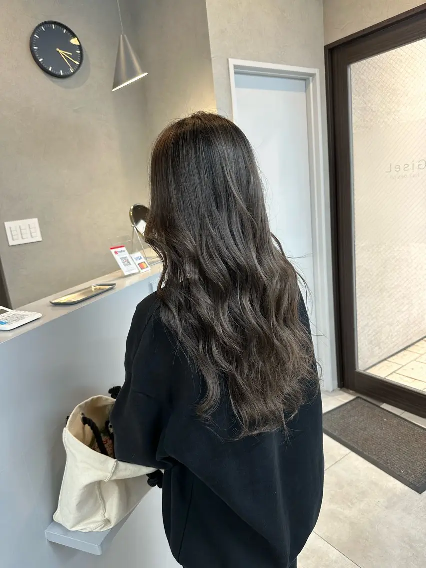 ロング カラー ジゼル小倉谷内尾祐音 ケアブリーチのヘアスタイル
