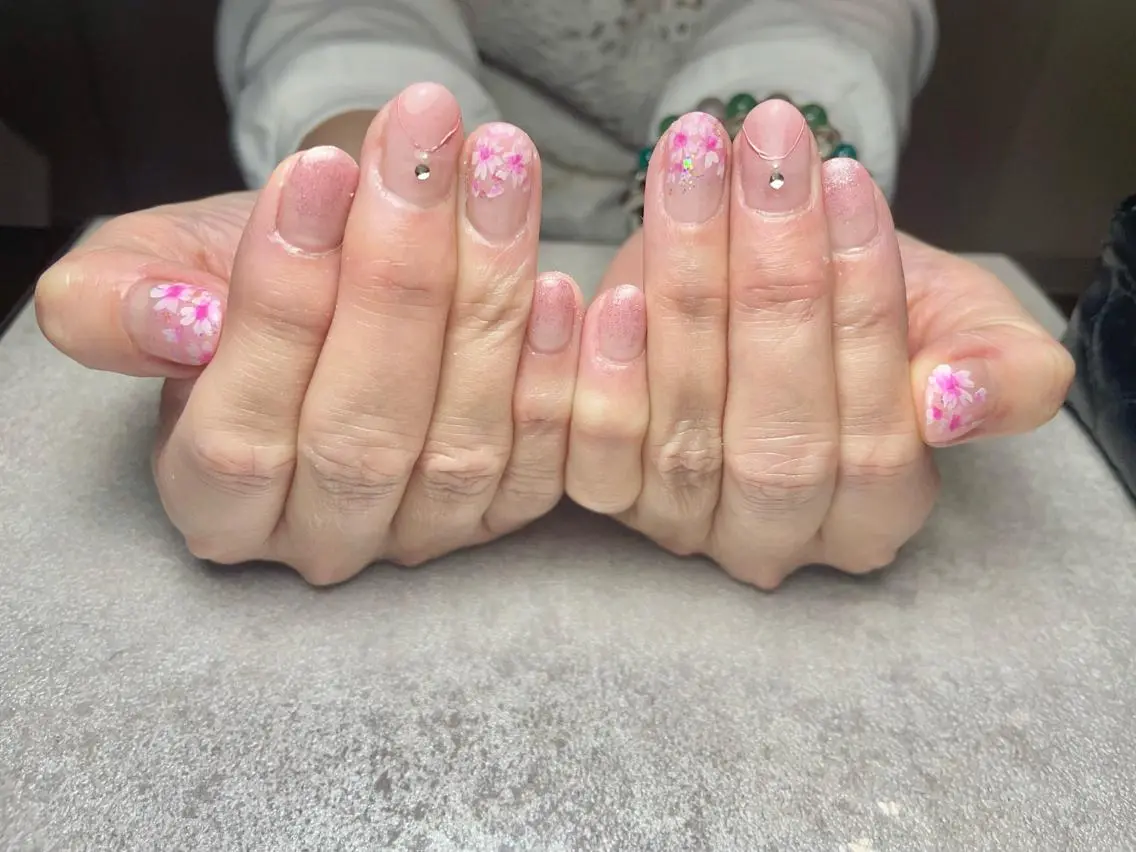 ネイル 桜ネイル ジェルネイル ゴールド ラメ(グリッター) ミラーネイル ハンドネイル BLANC.nail yuuのネイルデザイン
