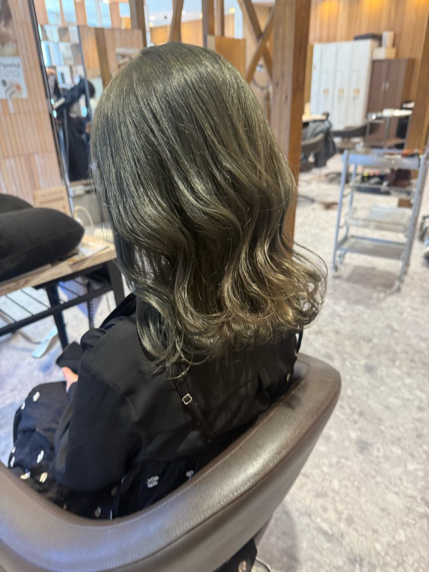 ミディアム カット ヘアカラー トリートメント 佐藤 凜華のヘアスタイル