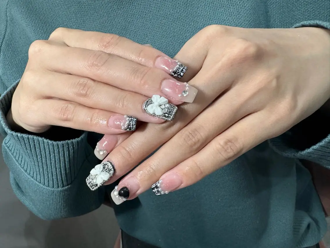 ネイル LAVISH 大和店 emi・:*+のネイルデザイン