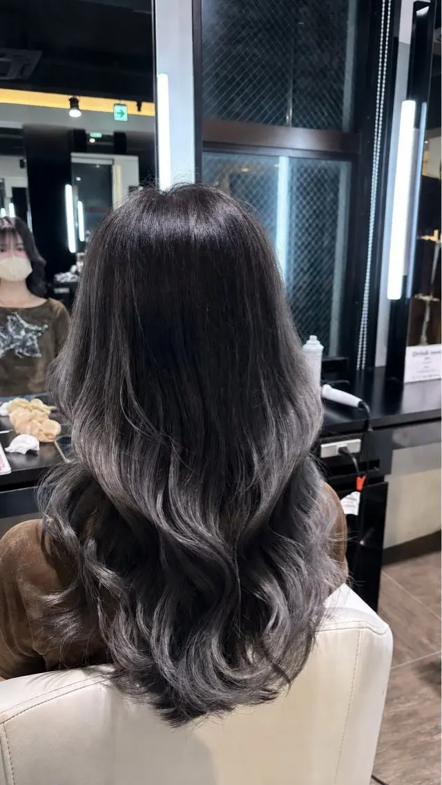 ロング カラー バレイヤージュ 透明感カラー デザインカラー グレージュ レイヤーカット ヘアカラー TSUKASA カラーモデル募集中のヘアスタイル