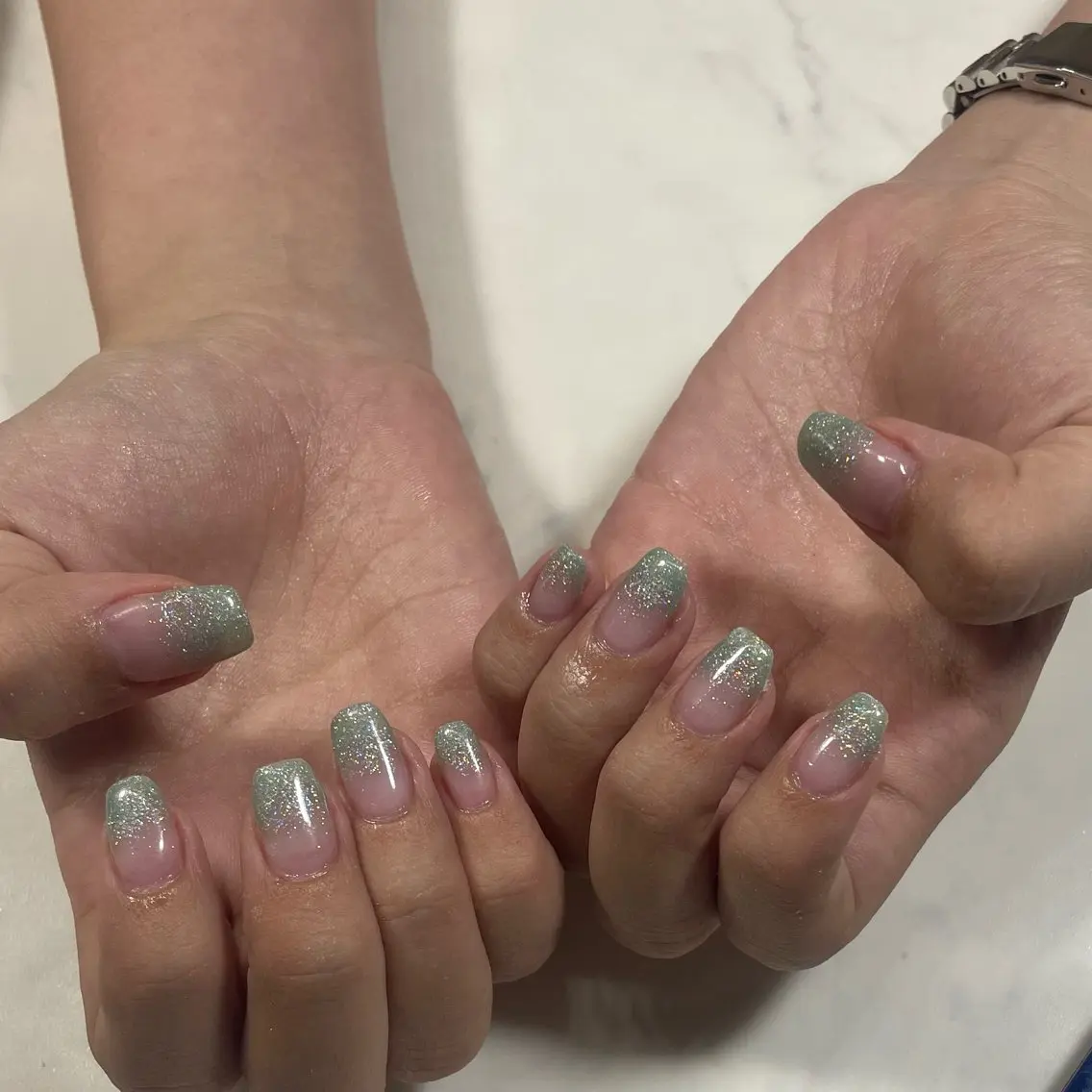 ネイル グリーン ラメ(グリッター) ラメグラデーション ハンドネイル 心愛 Knailのネイルデザイン