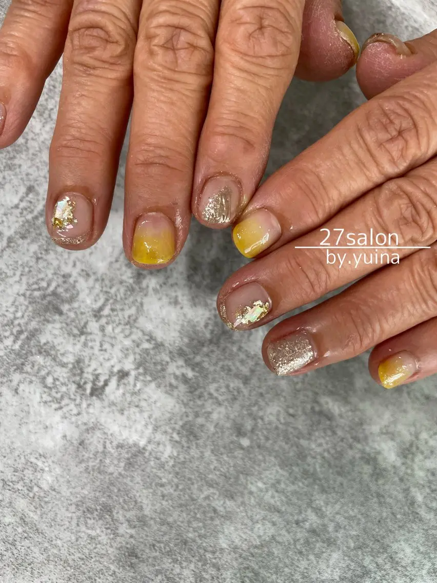 ネイル グラデーション ニュアンスネイル 黄色 ハンドネイル 27salon yuinaのネイルデザイン