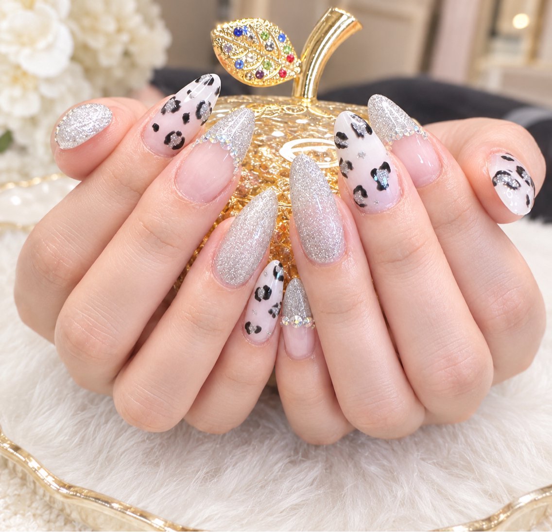【オフ込み・ケア込み】アートネイル💅2本、3本の指に少し豹柄🥰の写真
