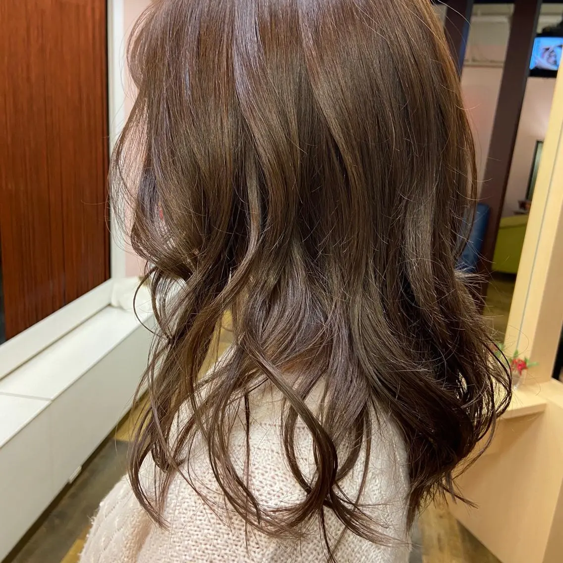ロング カラー 透明感カラー グレージュ ピンクカラー ツバサ 髪質改善のヘアスタイル