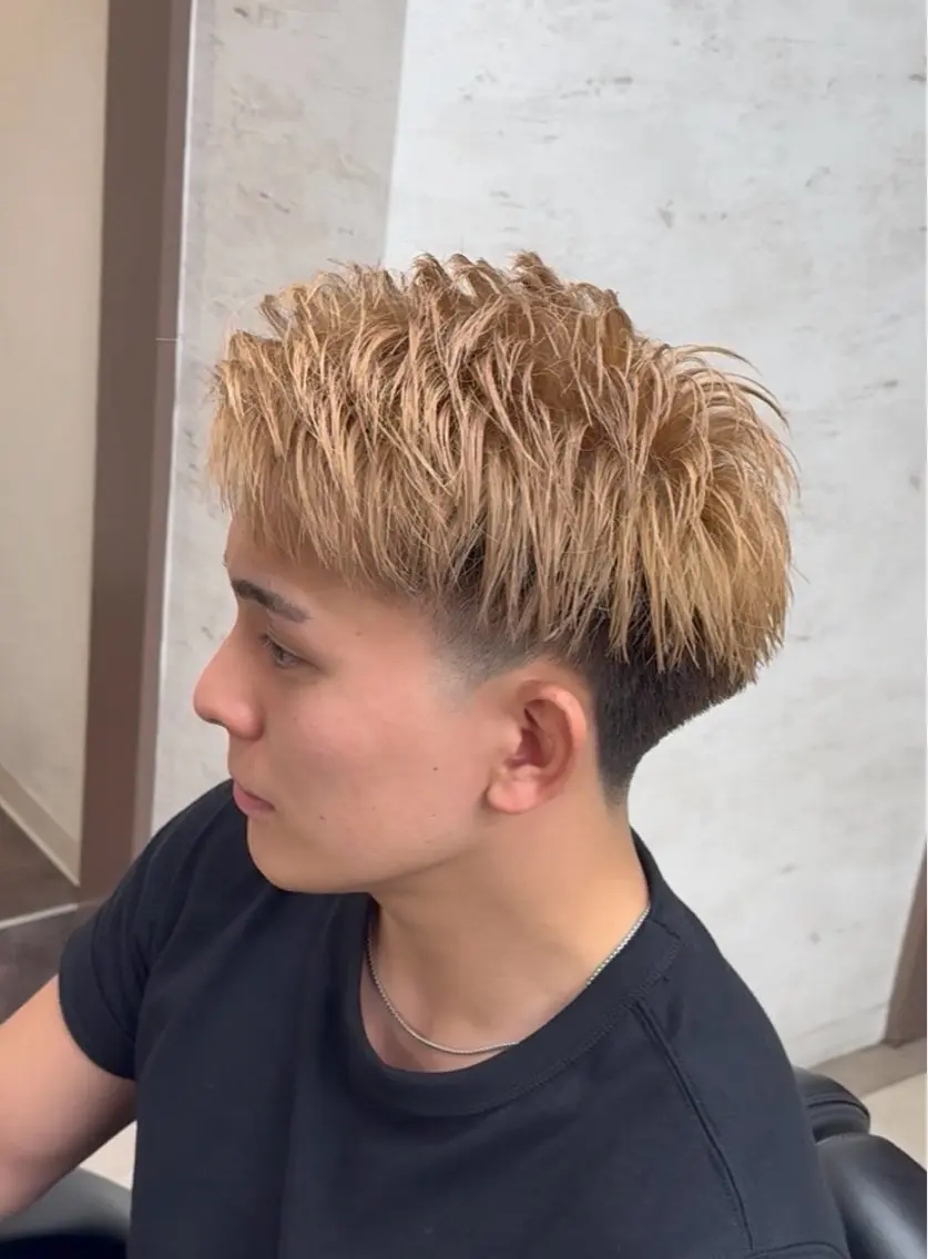 ショート カラー メンズ アップバング メンズブリーチ フェードカット メンズハイトーン ベージュカラー カット ヘアカラー フルハタヒロト 六本木理容師のヘアスタイル