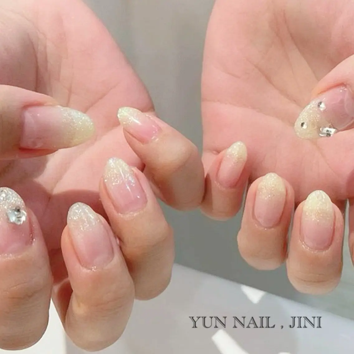 ネイル グラデーション ラメ(グリッター) ラメグラデーション 🍭Yun nail hyejin🌸のネイルデザイン