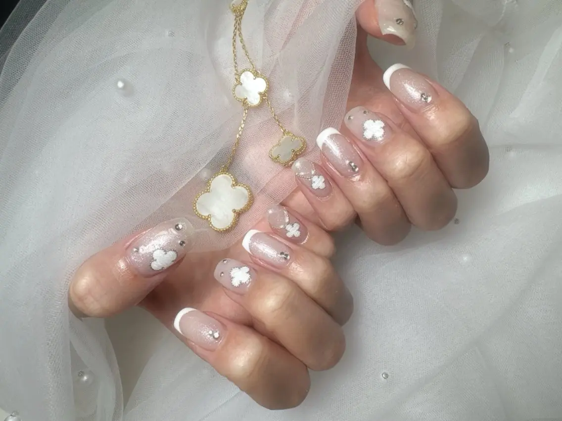 ネイル フレンチネイル ガラスフレンチ キラキラネイル 韓国ネイル 持ち込み ハンドネイル Queeens nailのネイルデザイン