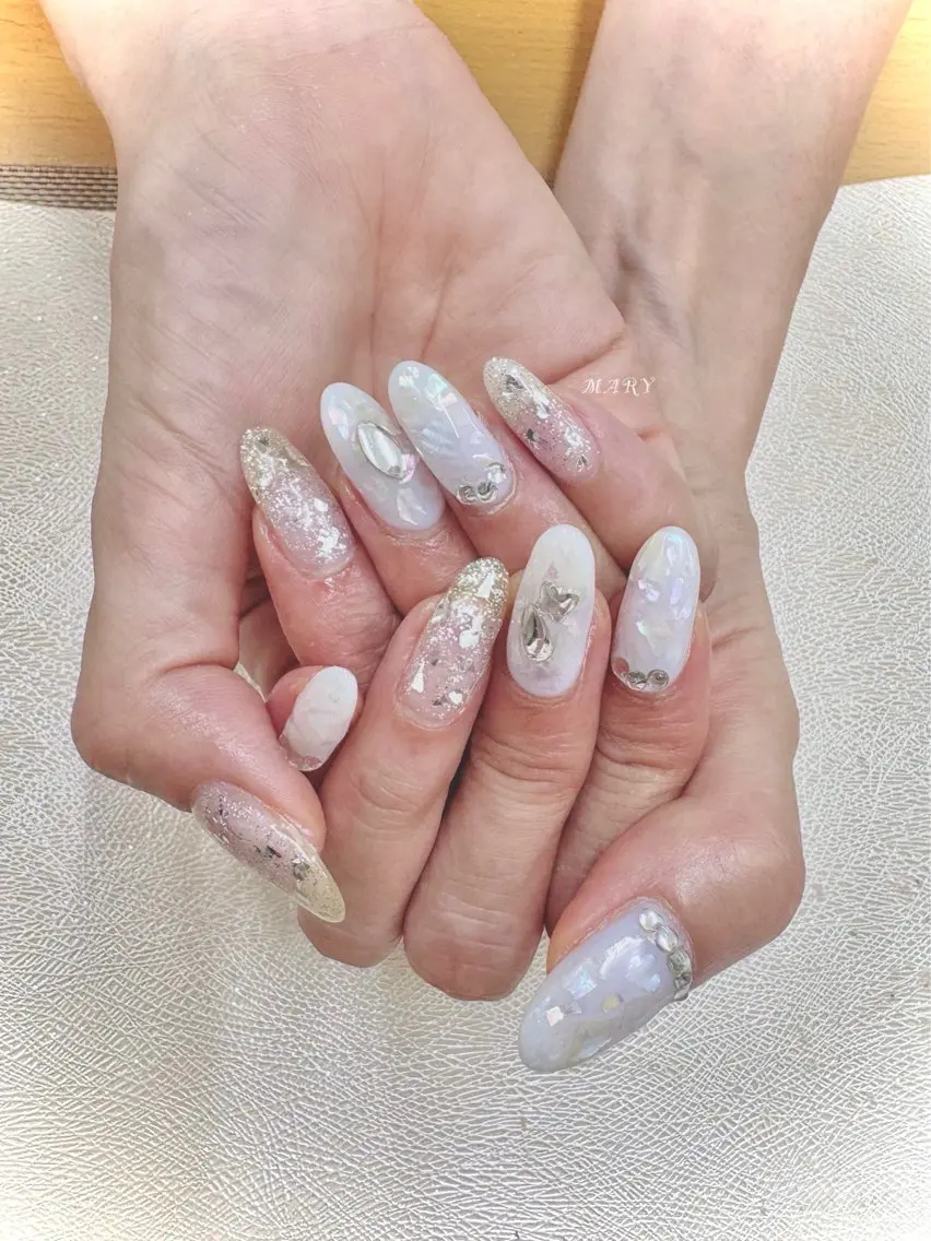 ネイル キラキラネイル ラメ(グリッター) ニュアンスネイル ワンカラーネイル ホワイト ハンドネイル Mary nail .narumiのネイルデザイン