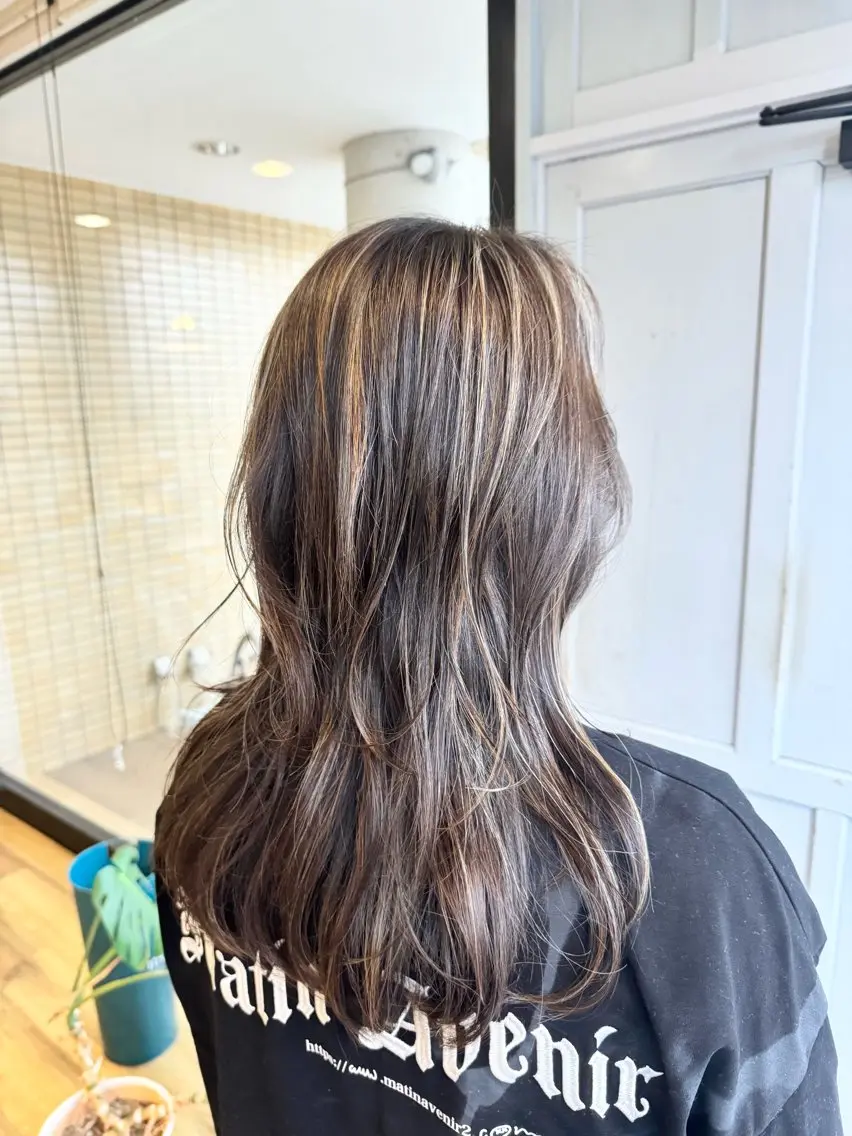 ロング カラー アッシュ アッシュグレー ヘアカラー トリートメント ツキダテ ユイのヘアスタイル