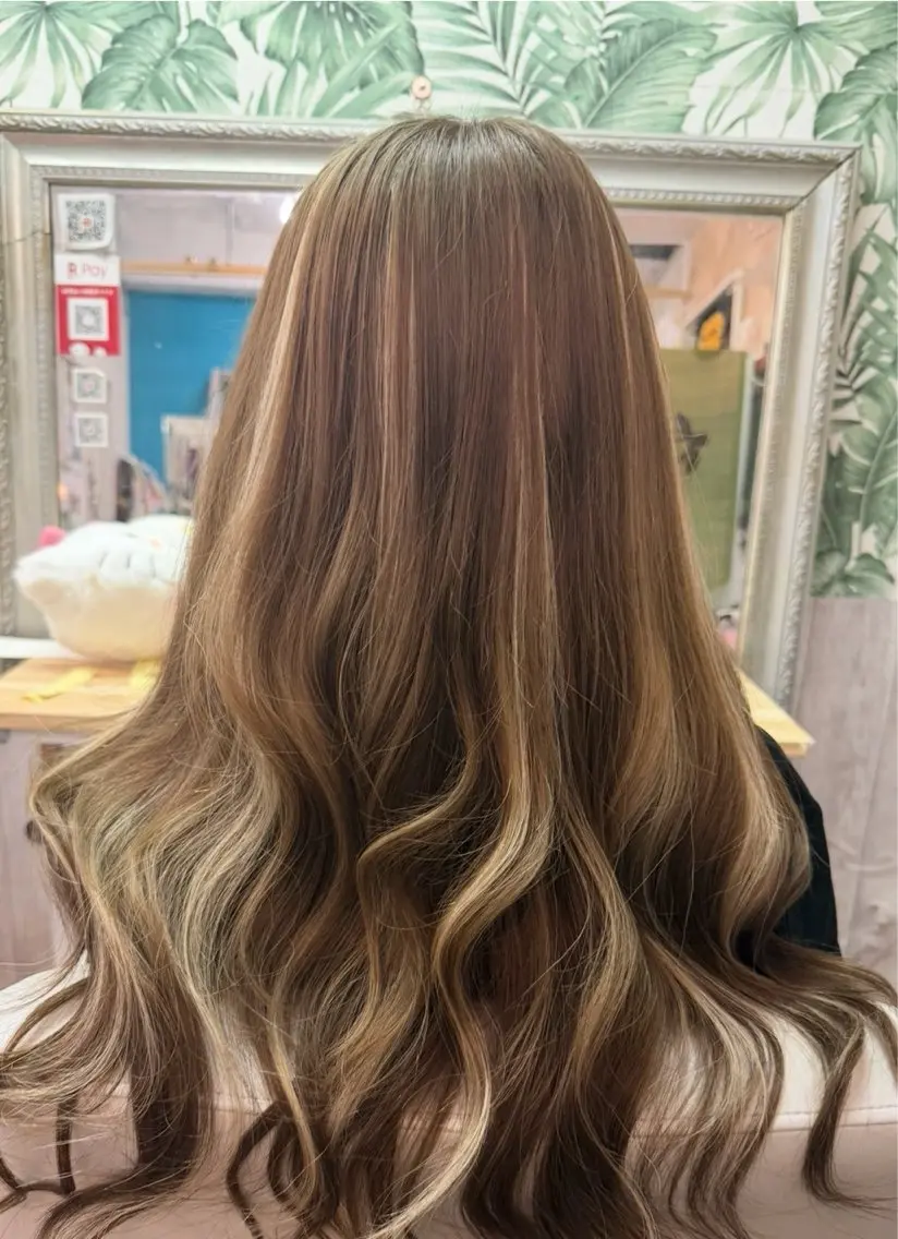 セミロング シールエクステ エクステ ハイライト エクステ 川本 葵のヘアスタイル