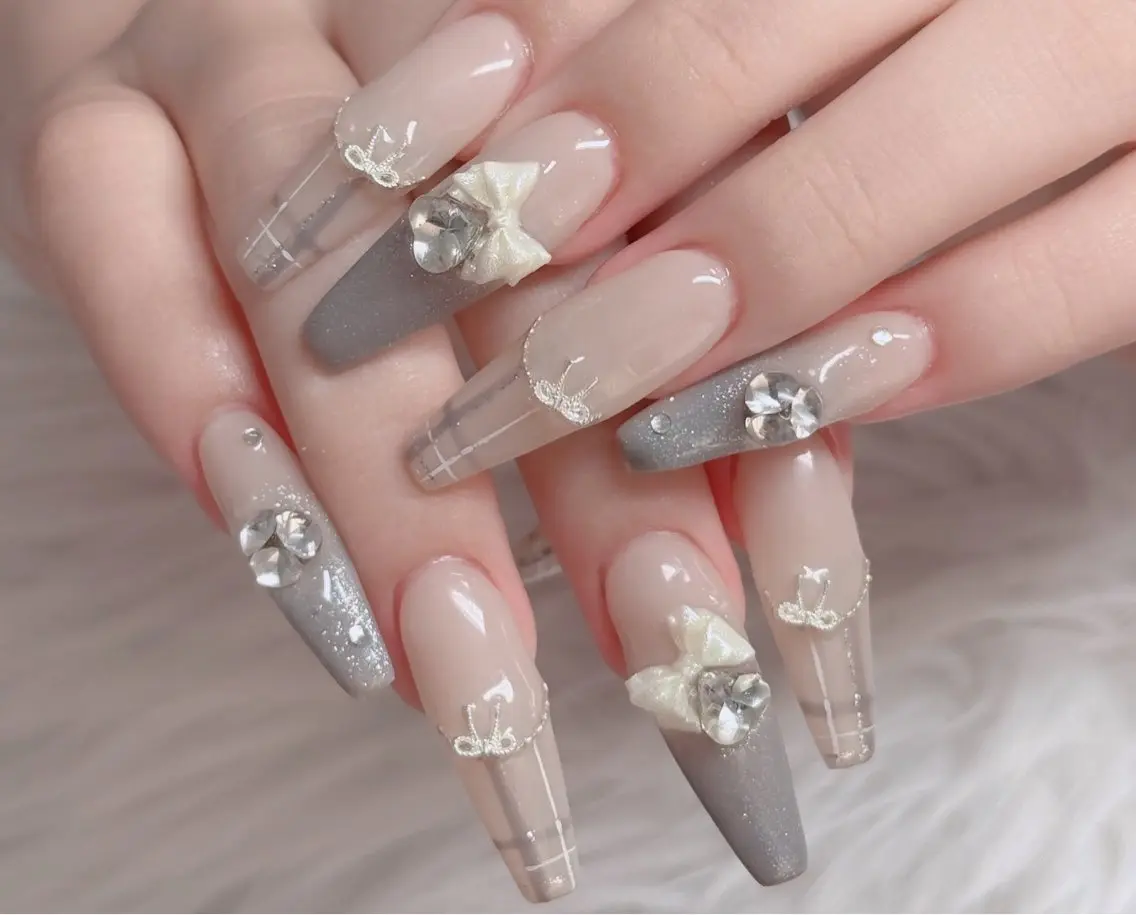 ネイル オーロラネイル フレンチネイル ジェルネイル ハロウィン キラキラネイル ハンドネイル H.baby Nail Salonのネイルデザイン