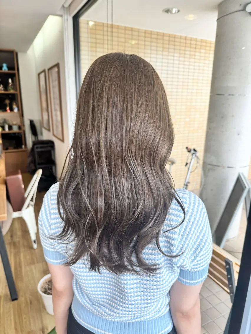 ロング カラー ベージュカラー オリーブベージュ ヘアカラー トリートメント ツキダテ ユイのヘアスタイル