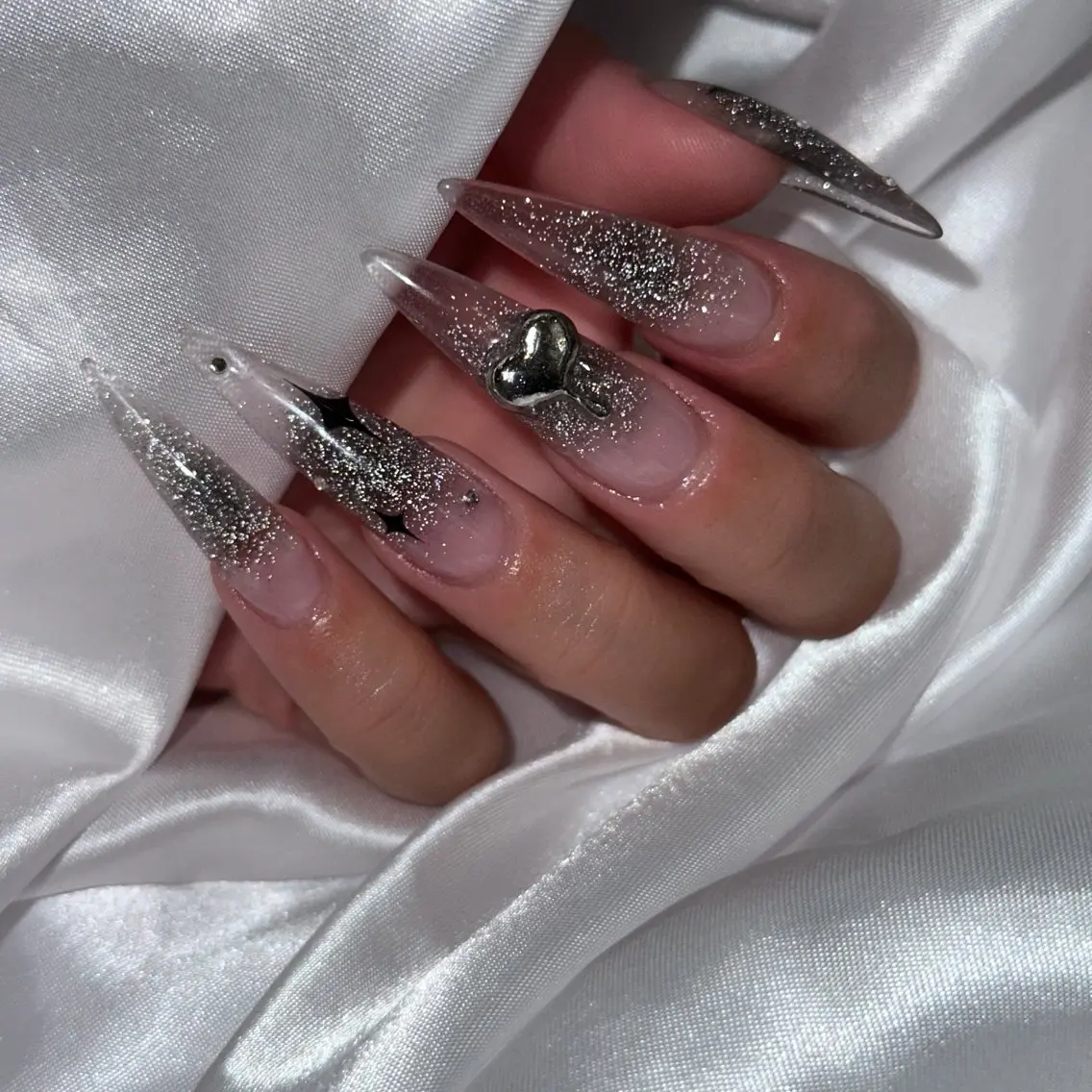 セミロング ハンドネイル Whity kiriのネイルデザイン