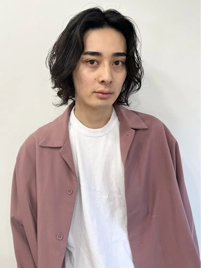 ミディアム メンズ ミディアムパーマ メンズブリーチ メンズ韓国風 メンズパーマ スペインカール カット パーマ 朝がラクになるパーマ トウバルタイキのヘアスタイル