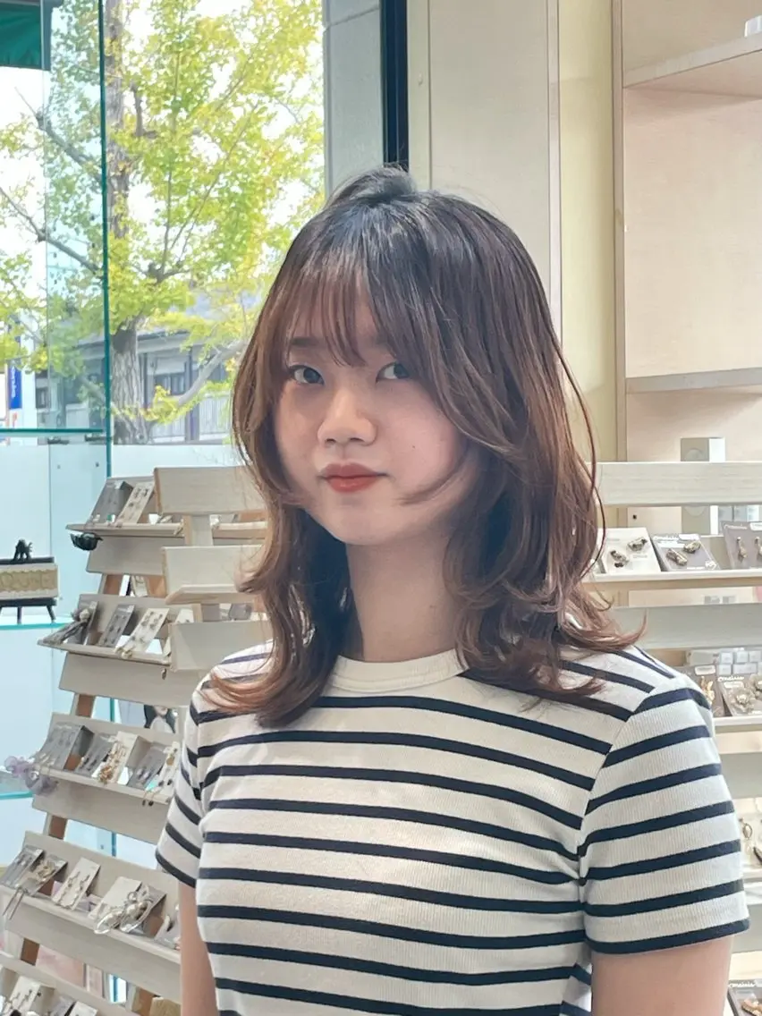 ミディアム 顔まわりレイヤー 顔周りカット ハッシュカット レイヤーカット 二重 由理のヘアスタイル
