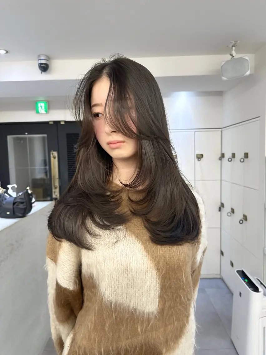セミロング トレンドレイヤー/ 透明感カラーのヘアスタイル