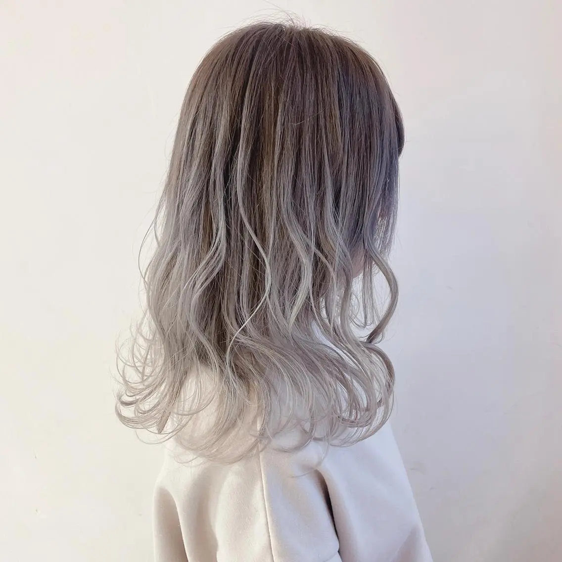 セミロング カラー バレイヤージュ ブリーチ ケアブリーチ ダークグレー ダブルカラー ヘアカラー トリートメント ブリーチの神 KYONのその他イメージ