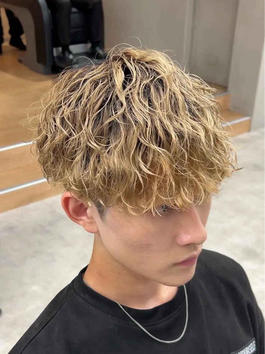ショート カラー パーマ メンズ メンズブリーチ メンズパーマ ツイストスパイラルパーマ ブリーチ ブロンド カット パーマ メンズパーマ/ 新潟駅/佐藤裕のヘアスタイル