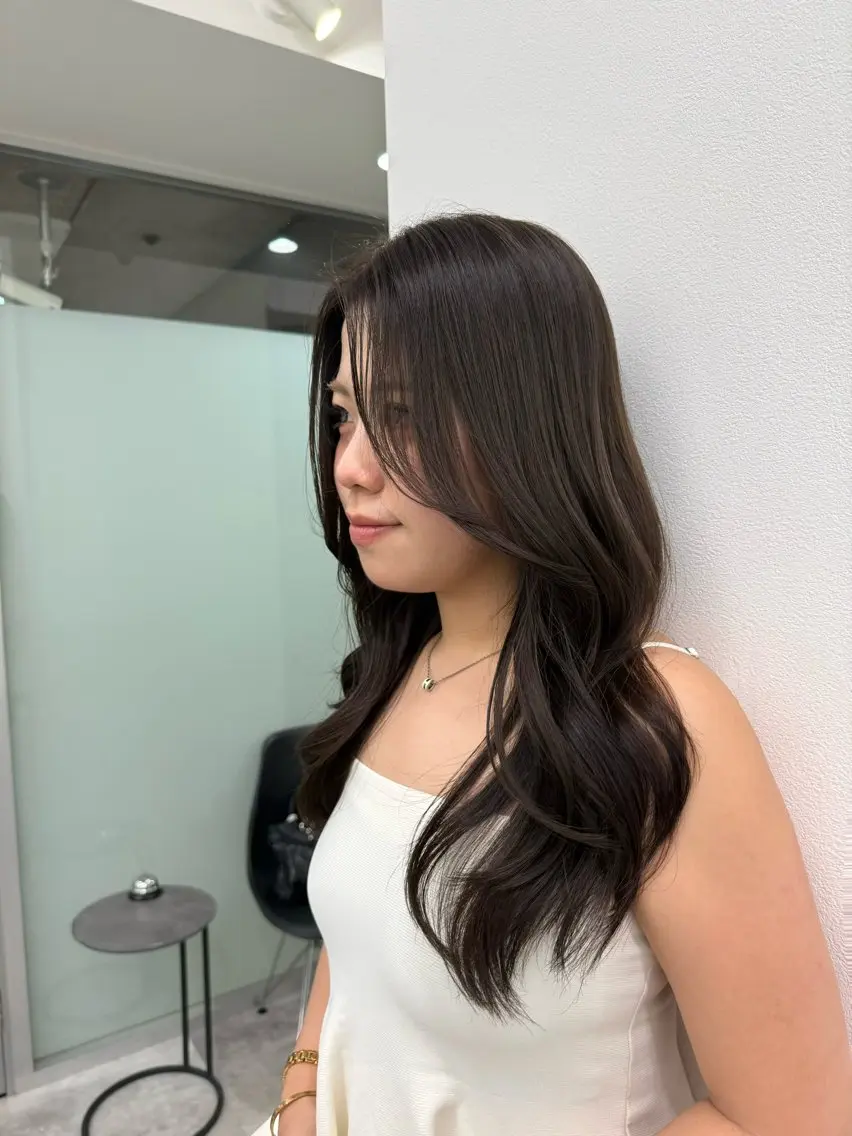 ロング カラー アッシュ アッシュブラウン ブラウンカラー ハイレイヤー レイヤーカット カット ヘアカラー トリートメント azumi/ベージュ /オリーブ/縮毛のヘアスタイル