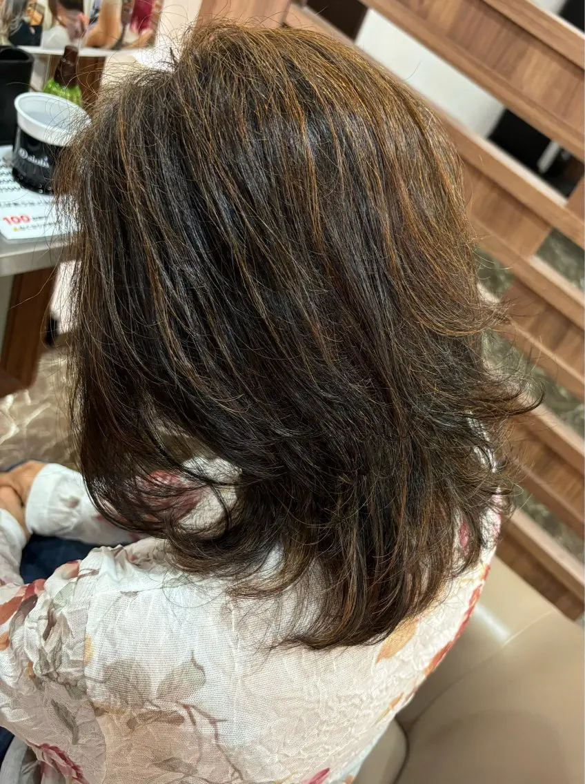 ミディアム ハイライト ヘアカラー 神田 淳美のヘアスタイル