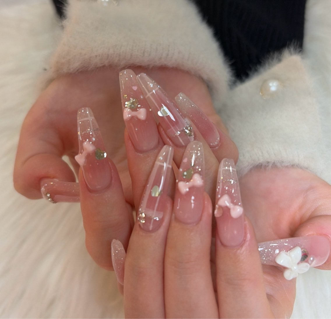 ネイル オーロラネイル チークネイル ドット フレンチネイル ガーリー ハンドネイル Floria nail salonのネイルデザイン