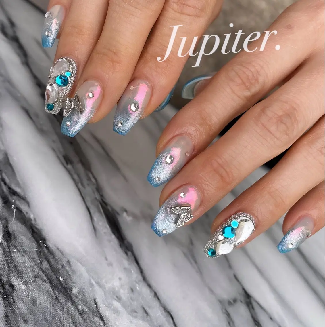 ネイル オーロラネイル キラキラネイル マグネットネイル ワンホンネイル ハンドネイル Jupiter .のネイルデザイン