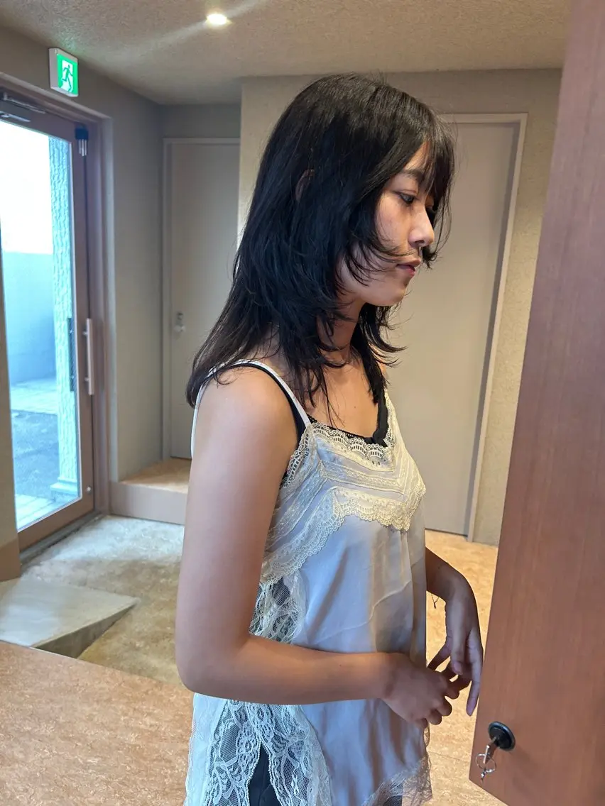 ミディアム レイヤーカット カット NIINA SUZUKIのヘアスタイル