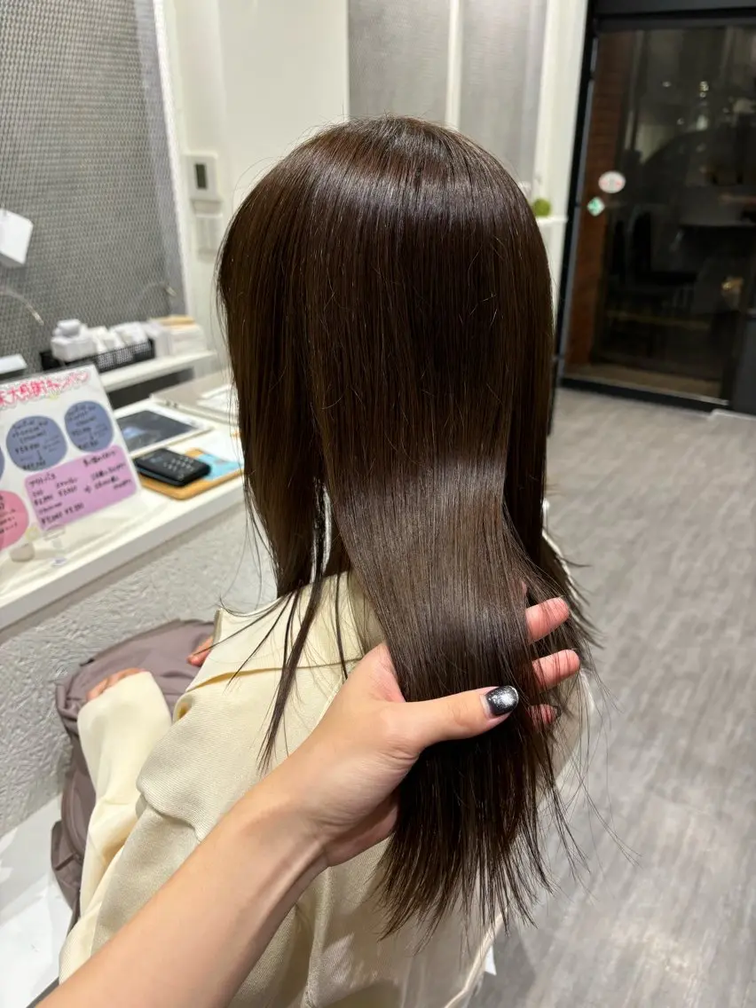 カラー アッシュ アッシュブラウン ブリーチ ブラウンカラー ブリーチなしカラー cocotte宜喜 弘希のヘアスタイル