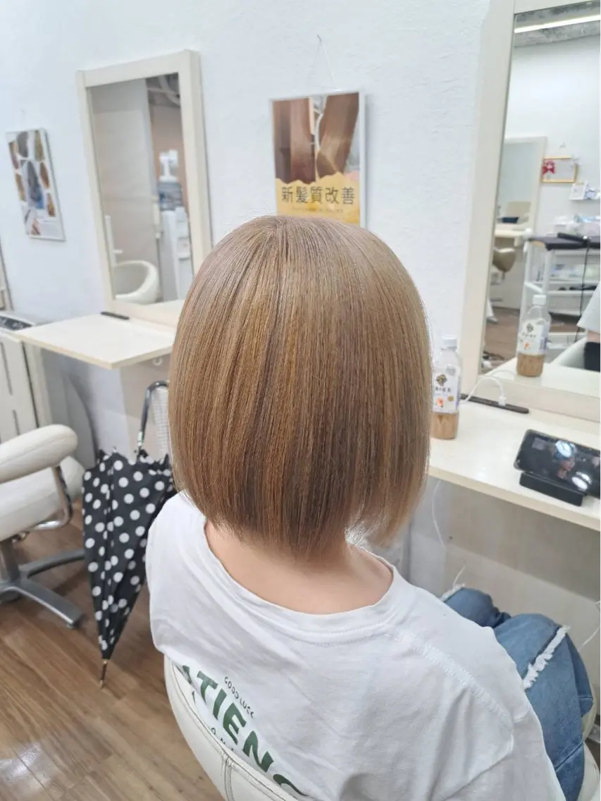 ショート カラー ベージュカラー ハイトーンカラー ミルクティーベージュ ヘアカラー トリートメント GLOSS 心斎橋 山上のヘアスタイル