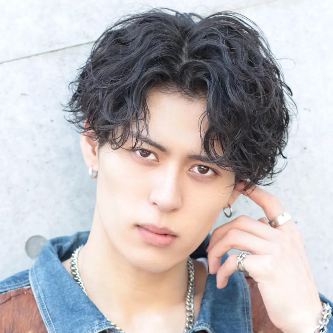 ミディアム パーマ ヘアアレンジ メンズ ミディアムパーマ センターパート フェザーパーマ メンズパーマ ニュアンスパーマ カット パーマ トリートメント ヘッドスパ ヘアセット 🔥ニュアンス フェザー小林海斗🔥のヘアスタイル