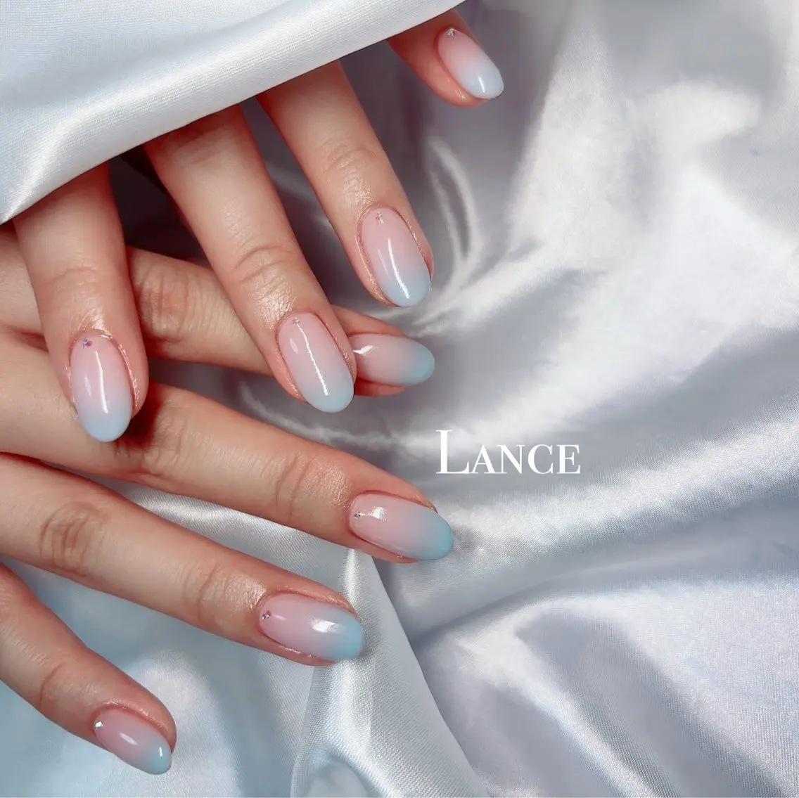 ネイル オーロラネイル ブルー フレンチネイル グラデーション 氷ネイル・うるうるネイル ハンドネイル Lance nailのネイルデザイン